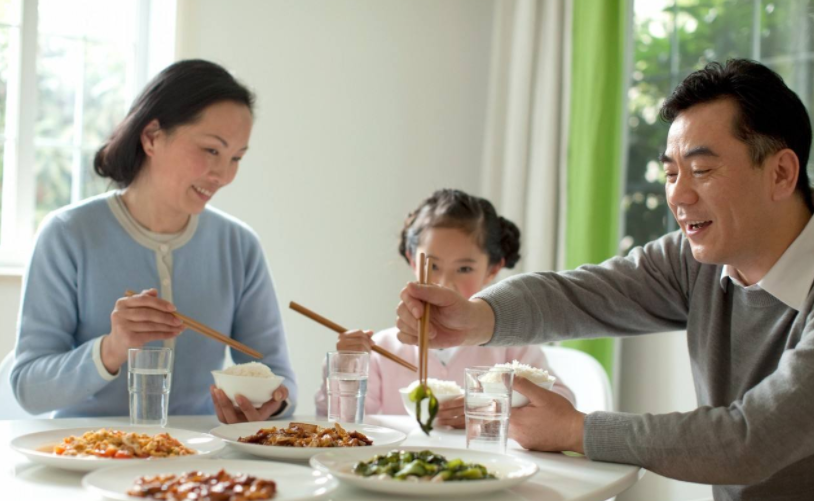 少女腹痛半年竟因妈妈夹菜!医生建议分餐进食