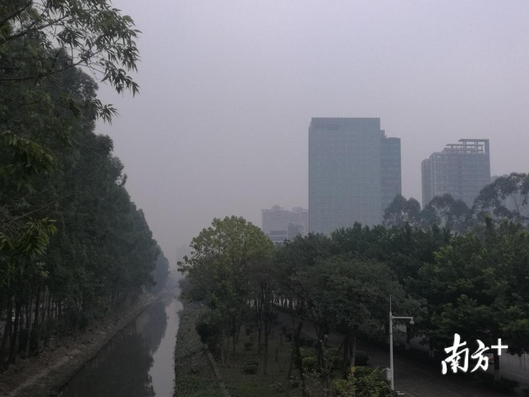 据广州天气称,雾霾天气将维持整个周末,市民出门要注意防霾.