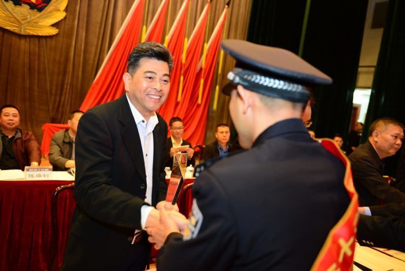 孔耀明向长期奋战在一线的广大公安民警,武警消防官兵,警辅人员以及