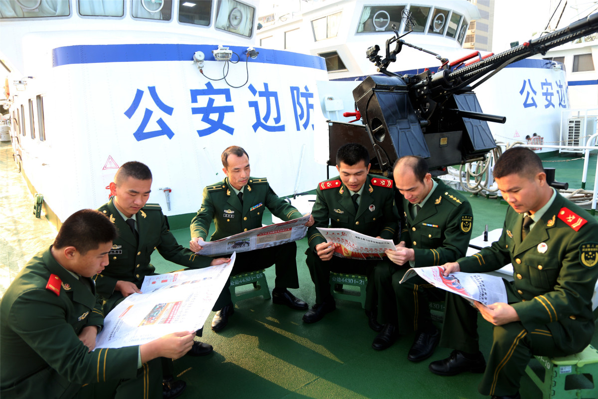 汕头边防支队船艇大队44301艇官兵在甲板上学习两会精神.刘建高 摄