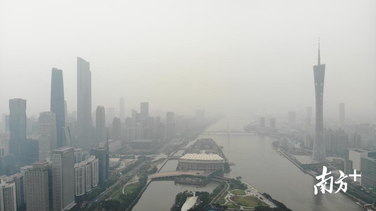 3月26日,广州城区气温继续升高,并迎来大雾天气,全城笼罩在一片雾蒙中