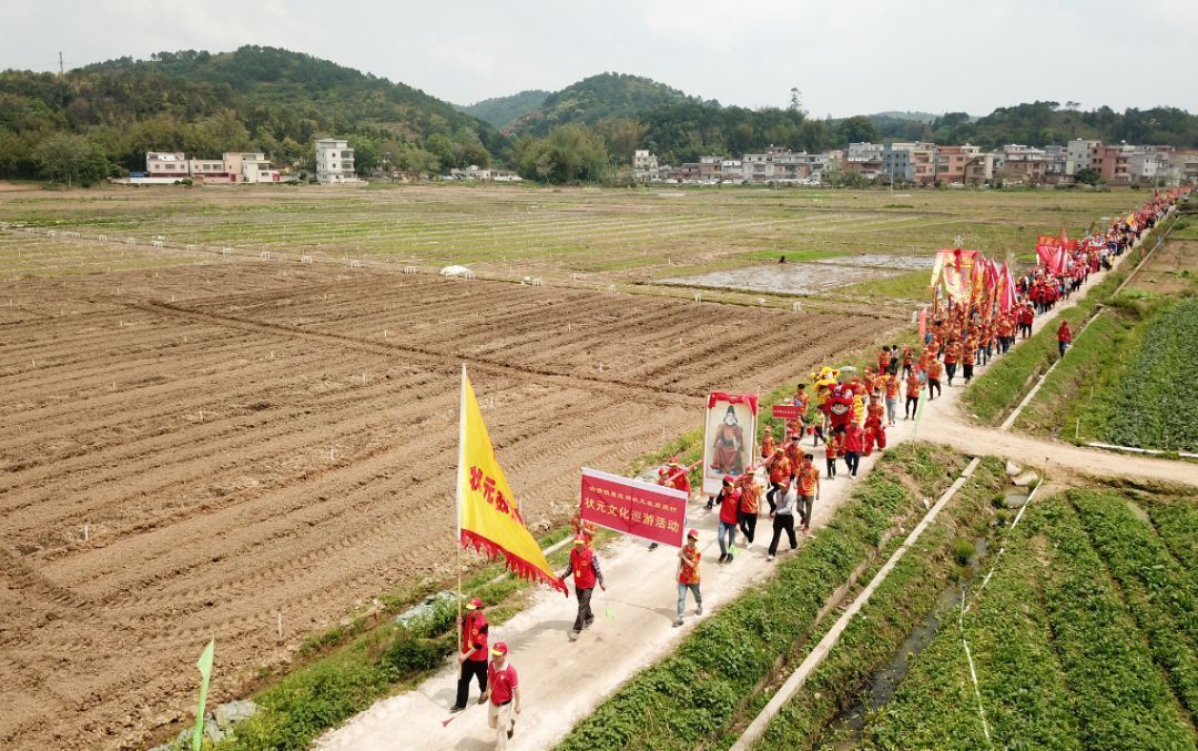 把村道都挤满了~ 3月28日,在岭南第一状元莫宣卿故居封开县渔涝镇蕨村