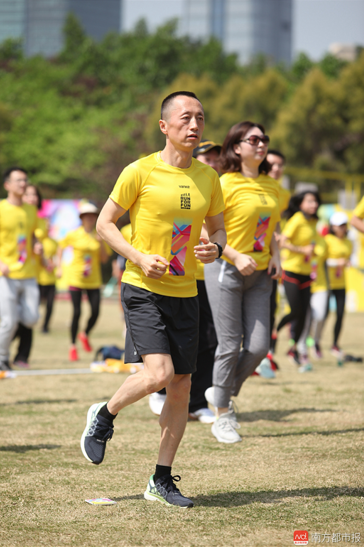 南方都市报:王石郁亮领衔起跑 深圳"刮"来一阵黄色乐