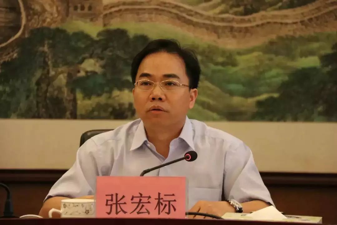 张宏标要求,镇相关职能部门要深入贯彻新发展理念,全面推进生态文明