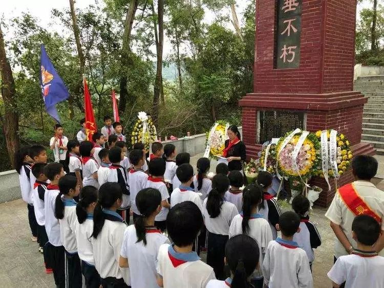 石岐小学组织学生前往三洲飞鹅岭烈士墓园开展"缅怀革命先烈,感恩