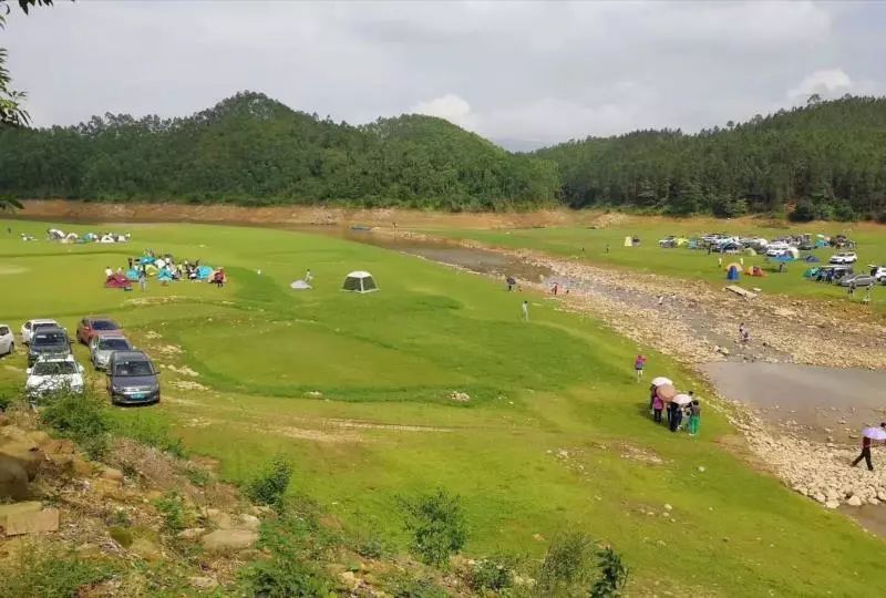 台山端芬镇寻皇村大隆洞水库吸引大批游客前往 鹤山双合镇亲子游基地