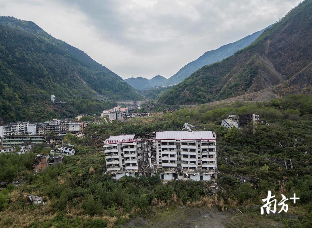 景家山在地震时崩塌,巨大的山石将北川中学新区茅坝中学整体掩埋,只剩