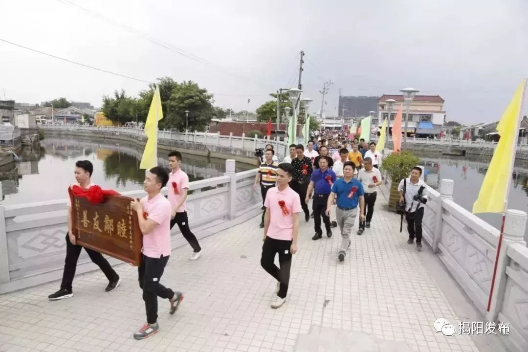 早在五一劳动节当天,两村就发布公告称,果陇村与北山村因历史原因,偶