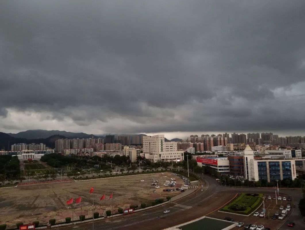 四会雷雨大风黄色预警生效!暴雨来袭,街坊们做好应对