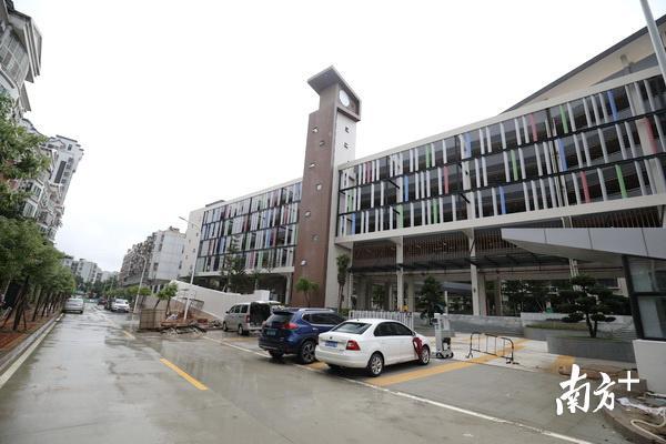 从校门往里看,梅华中学建筑外墙设置了五彩斑斓的装饰,极具现代感