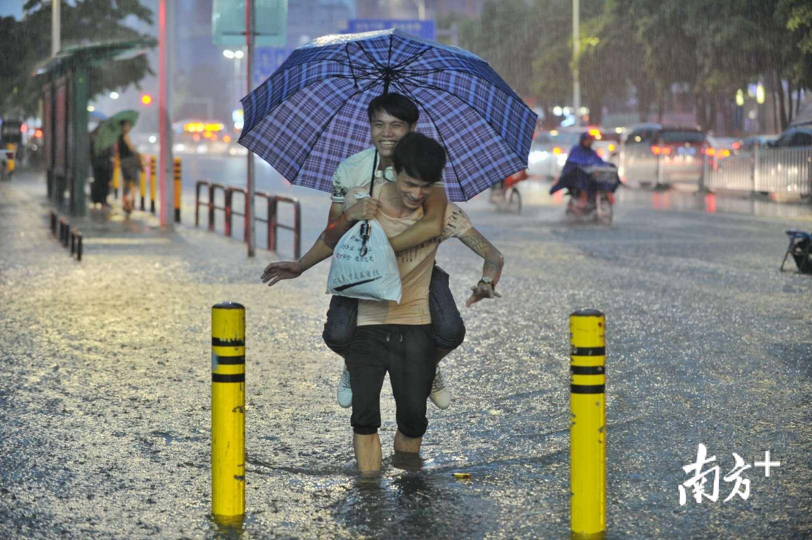 图说佛山|暴雨惊扰回家路,风雨中你的臂膀是最坚实的依靠