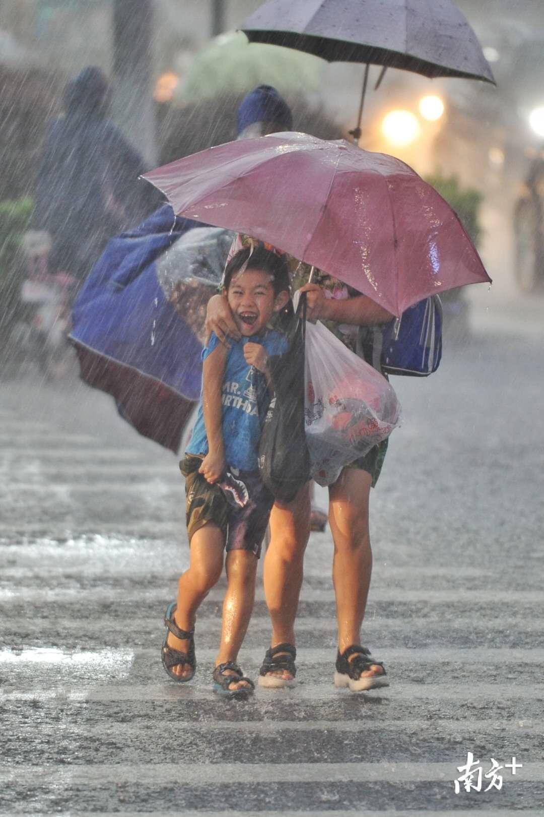 下雨天对大人们来说是一件麻烦事,于小孩子而言却是那么的新鲜.