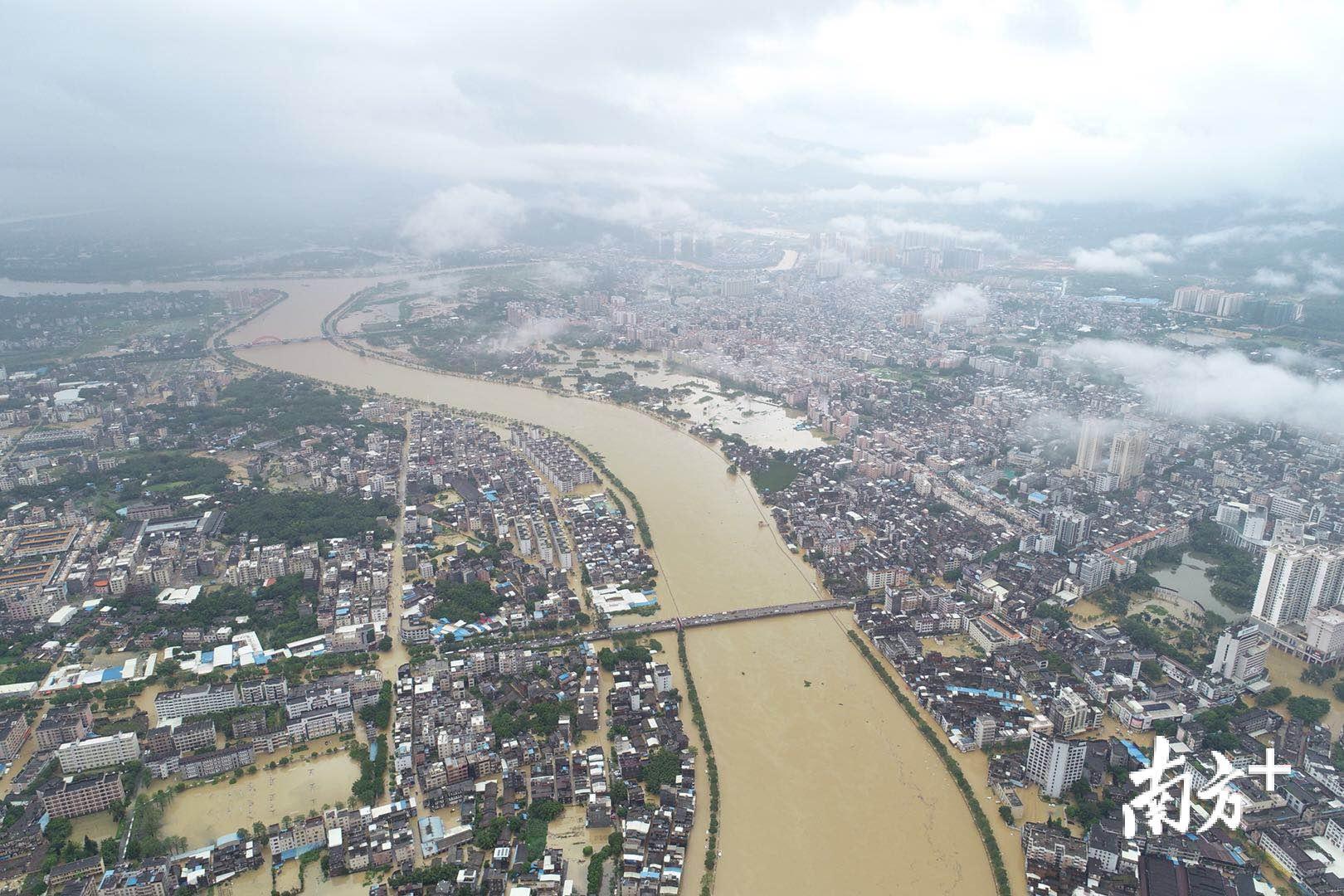 河道水位迅速上涨,9月17日12时,漠阳江阳春河段春城水位站测得水位15