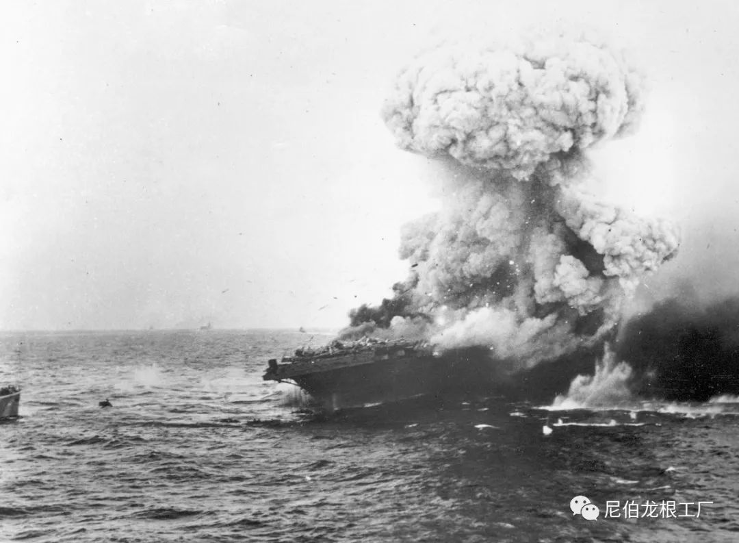 被击中后发生爆炸的列克星敦号,这也是珊瑚海海战最经典的照片之一