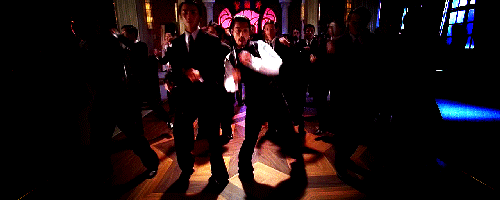 下手术衣 放下听诊器 有一个舞台 带着耳机 伴着旋律 唱一首动人情歌