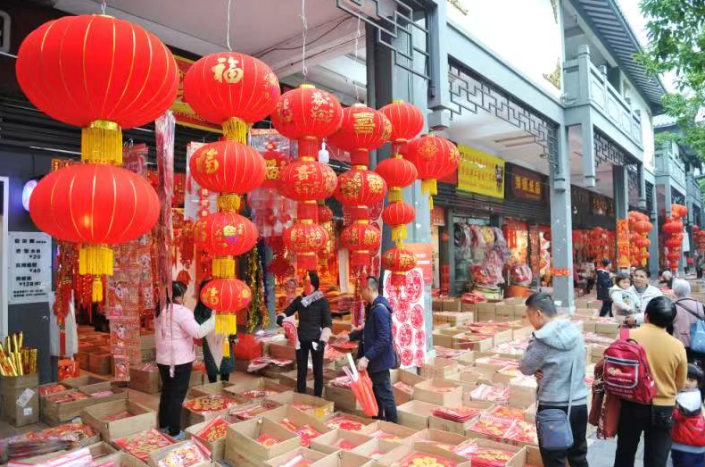 说到迎春花市,禅城松风路已年味渐浓,各摊档开始摆卖年货.