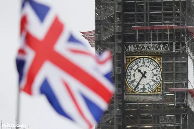 2019年1月7日,英国国旗在首都伦敦的议会大厦大本钟前飘扬.