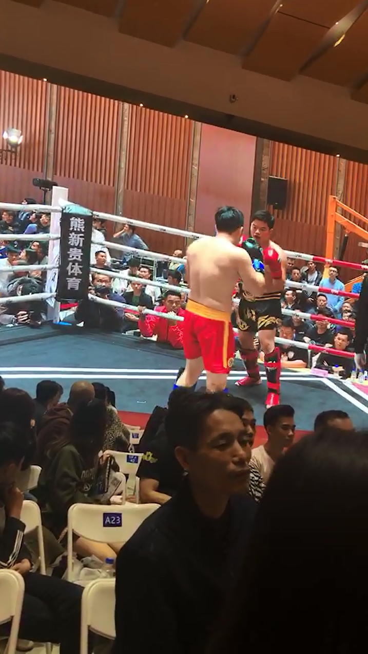 红方阿兰正蹬腿,蓝方murat提膝格挡 第五组 80kg:关立基vs 谢绍望