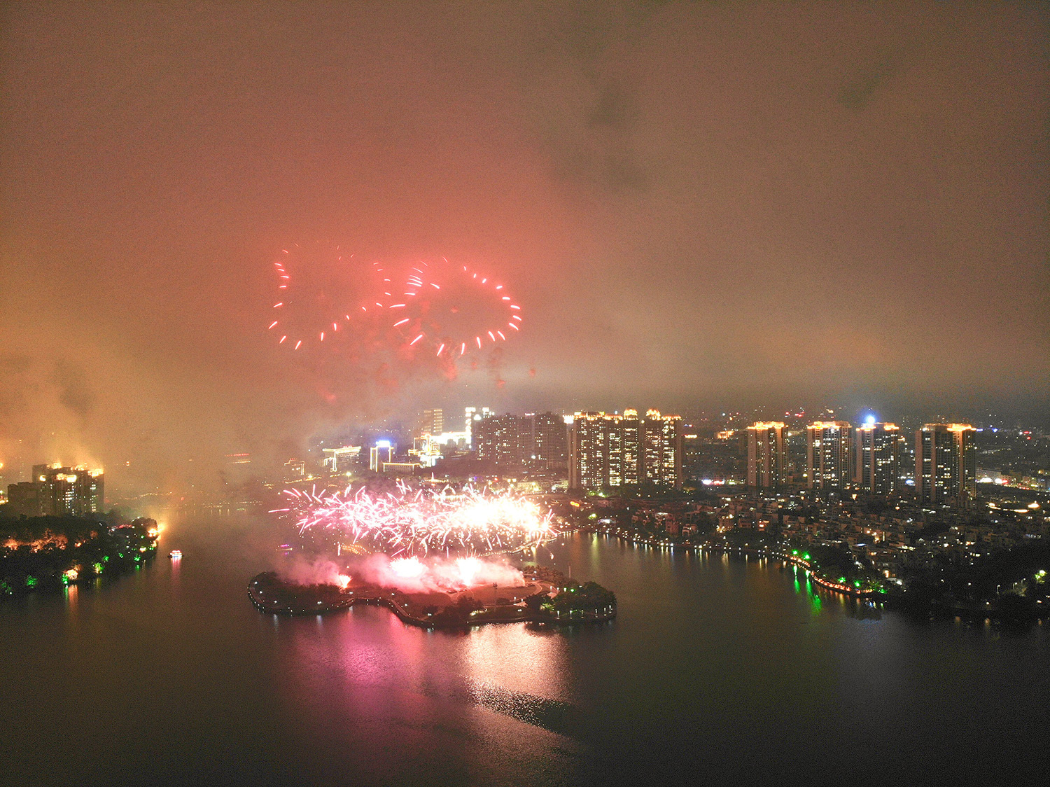 大年初二夜晚,阳江市鸳鸯湖上空演绎一出心心相印.刘正亮 摄