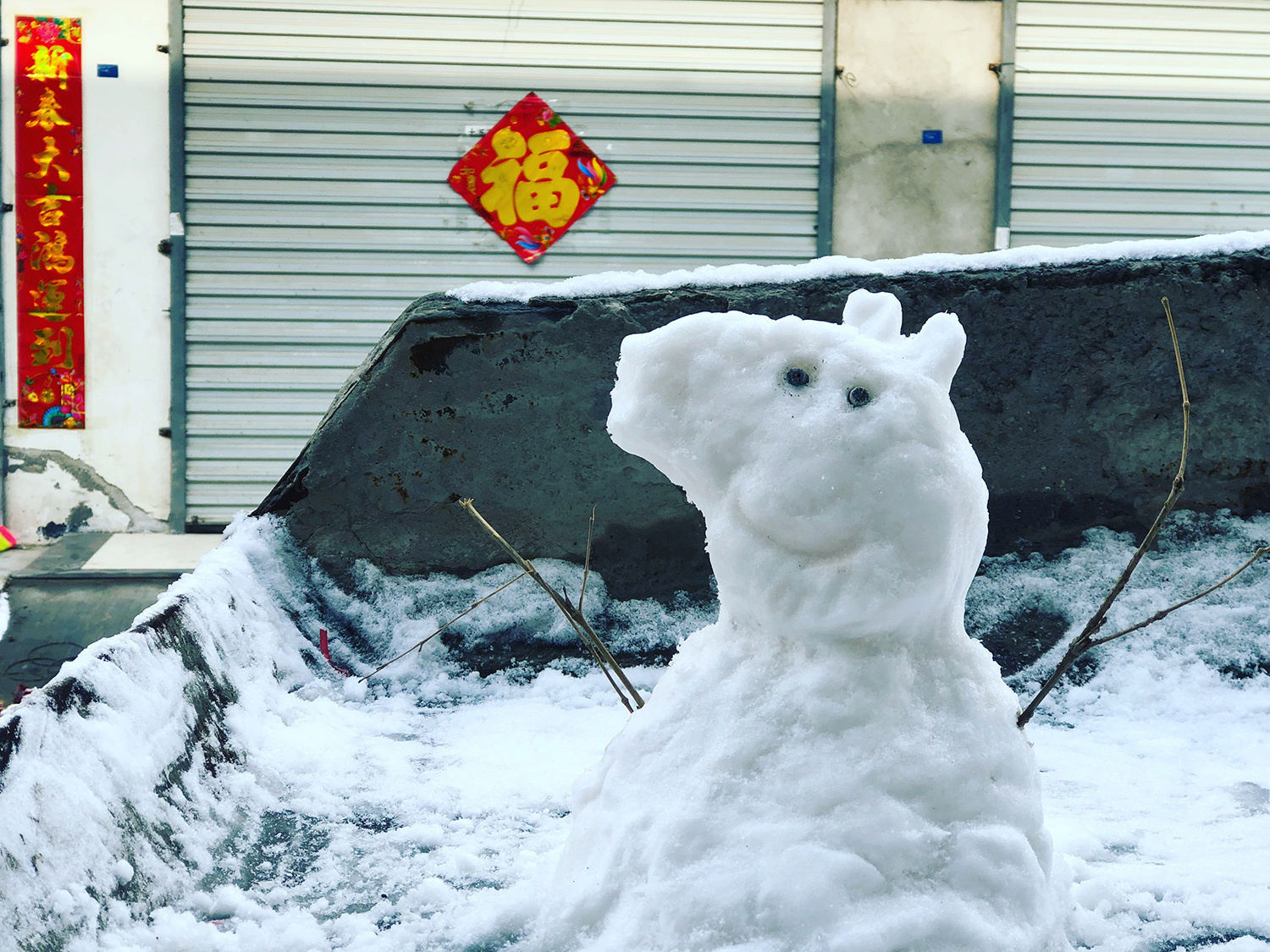 大年初五,江苏老家下起了雪,顺手堆了个小猪佩奇,雪人版小猪佩奇给