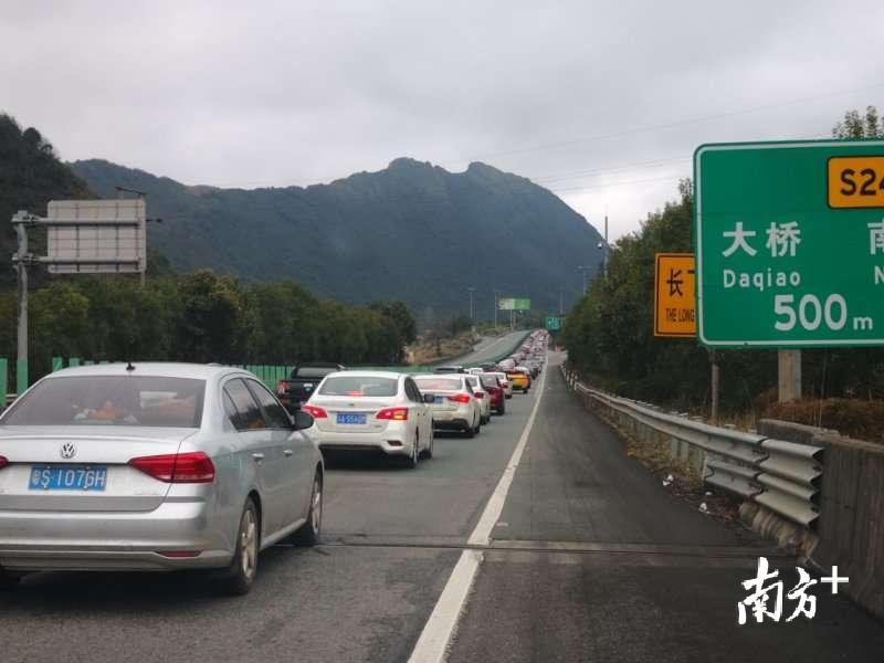 7万辆,约是平时的8倍.乐广高速韶关段全线车流总量达18.9万辆次.