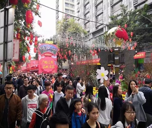 逛花市是广州人春节的例行活动.图为越秀西湖花市