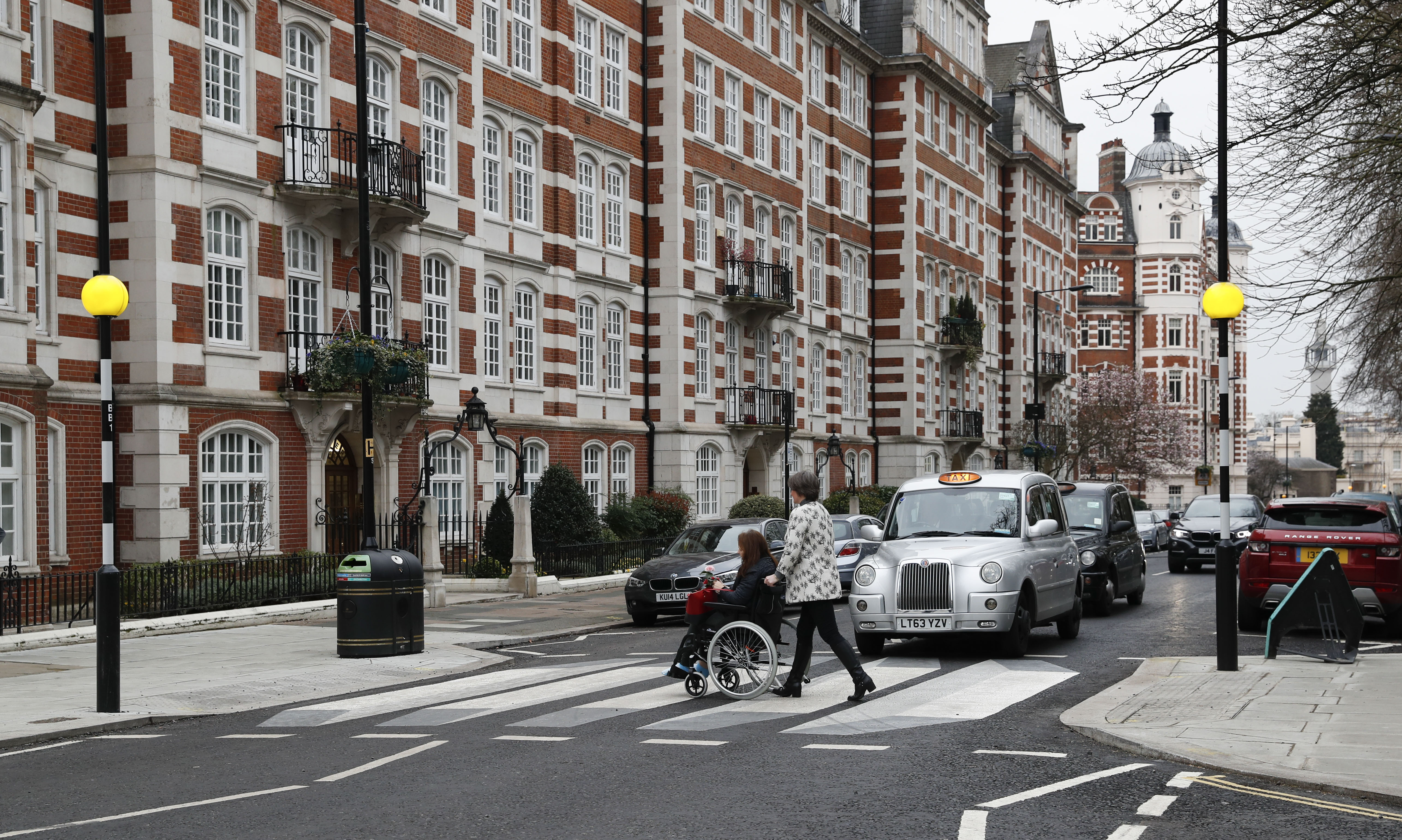 英国伦敦街头出现3d斑马线,提醒车辆减速