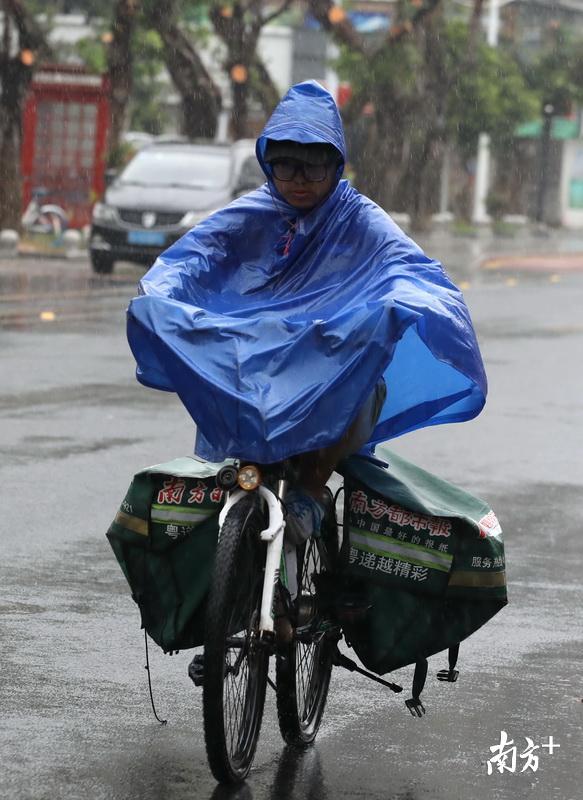 暴雨降临,他们冒雨前行