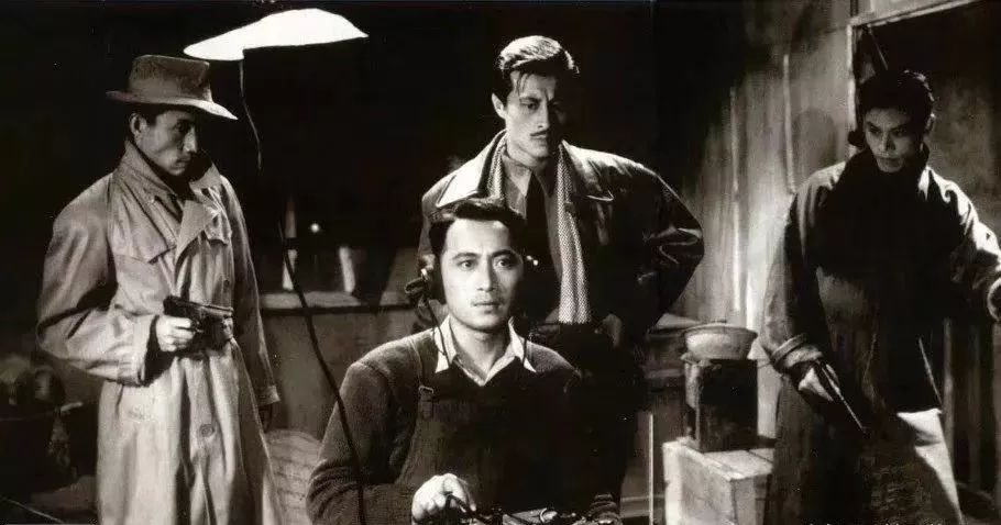 老电影《永不消逝的电波》之所以有特殊的魅力,原因也许正在于此.