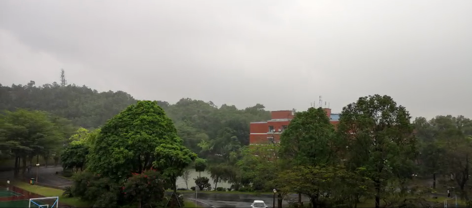 在中山纪念中学区域,学生们正走回寝室午休.