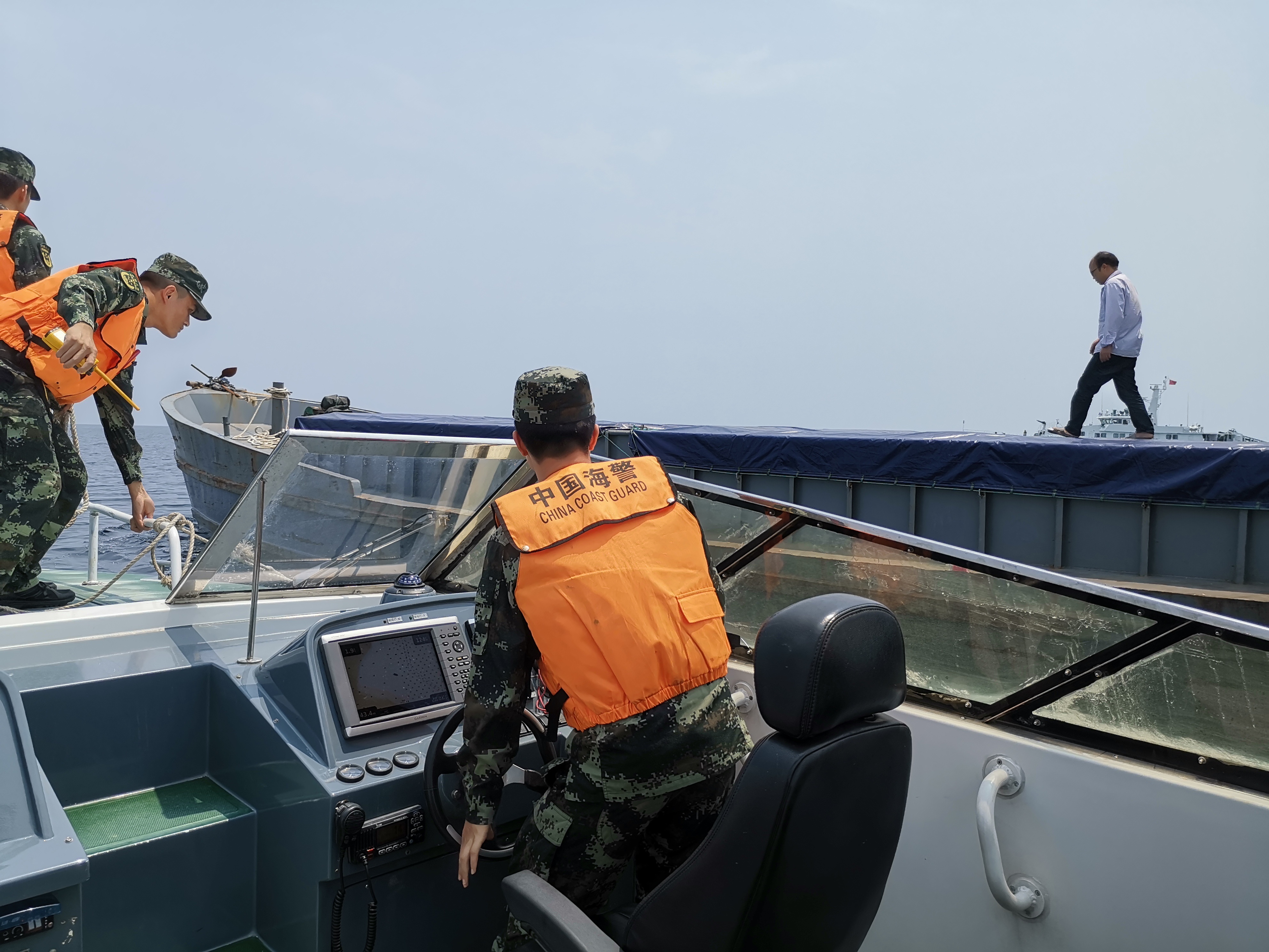 4月7日,海警执法艇在湛江海域执行常态巡逻任务时,接群众举报,在湛江