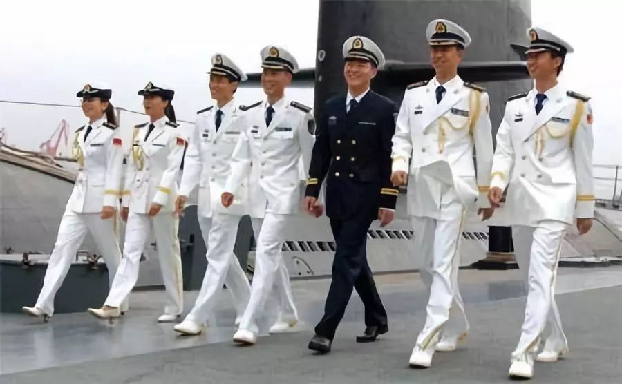 正文  穿着07式预备役夏常服的海军女预备役军官.