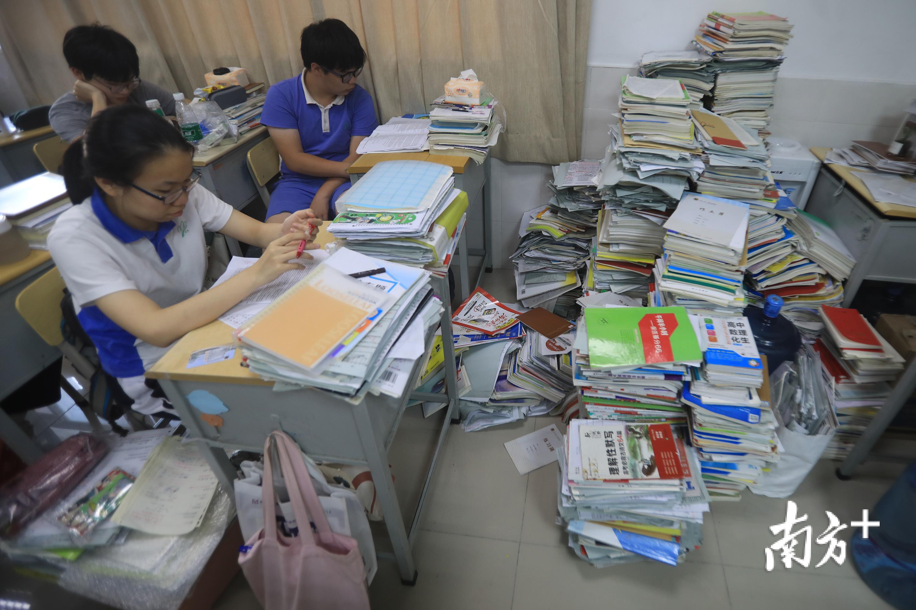 深圳第二实验学校,高三教室一角,复习资料堆得满满当当.