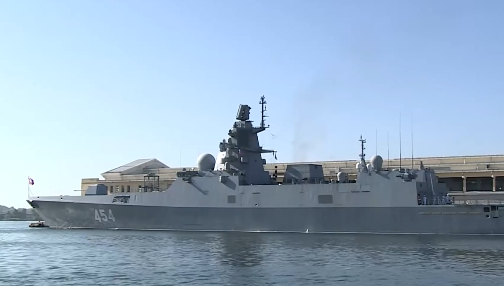 视频|俄海军最强护卫舰访问古巴,遭美国军舰伴随监视