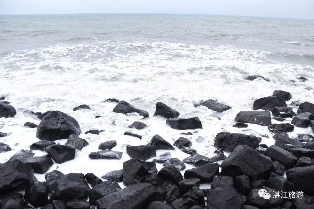 飞扬的浪花拍在火山石上,形成了属于硇洲岛独特的自然之歌