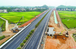 沈海高速公路阳茂段改扩建工程阳西程村段施工现场.谭文强 摄