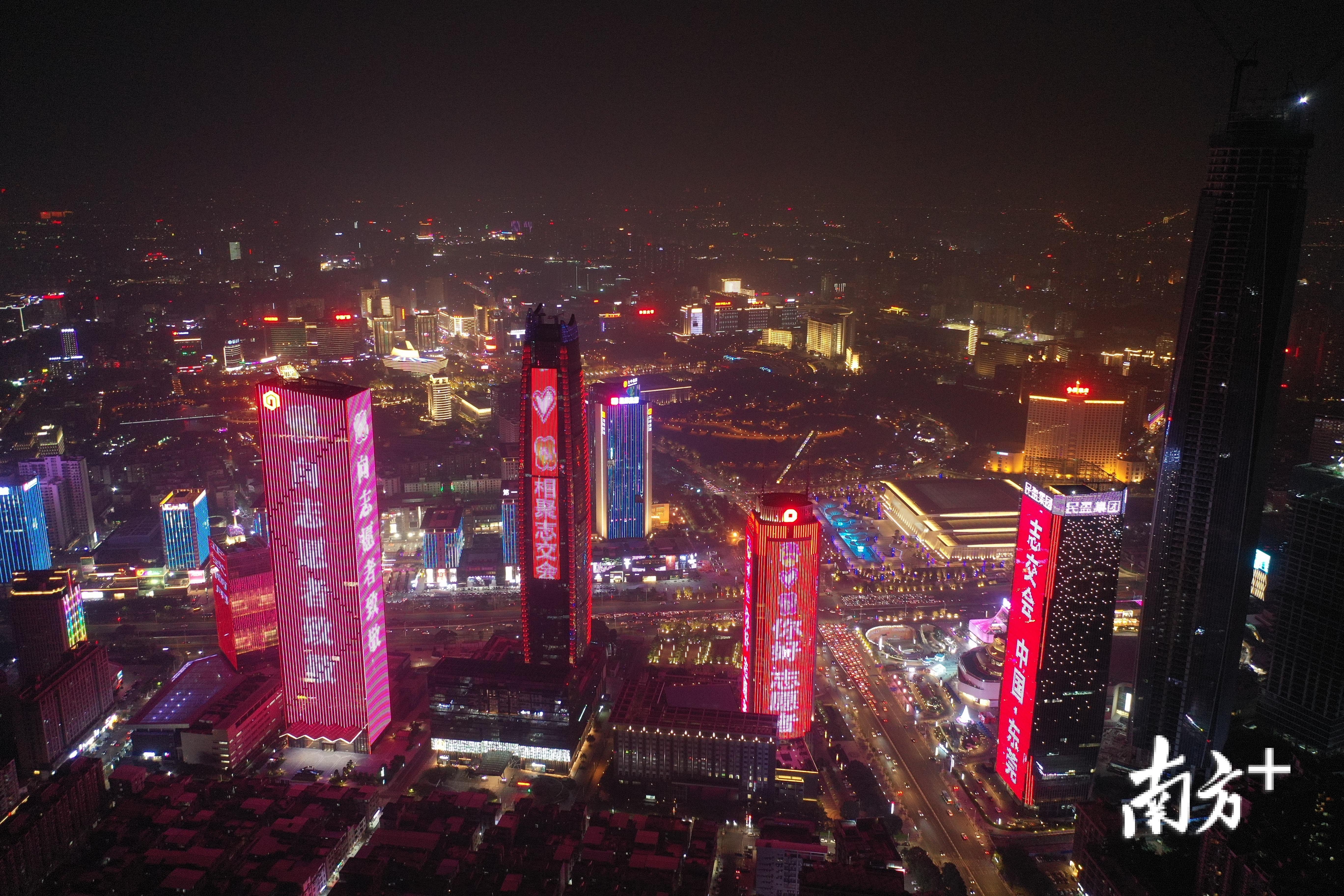 刚结束志愿服务工作的古剑发了一条朋友圈,配图是东莞的城市夜景