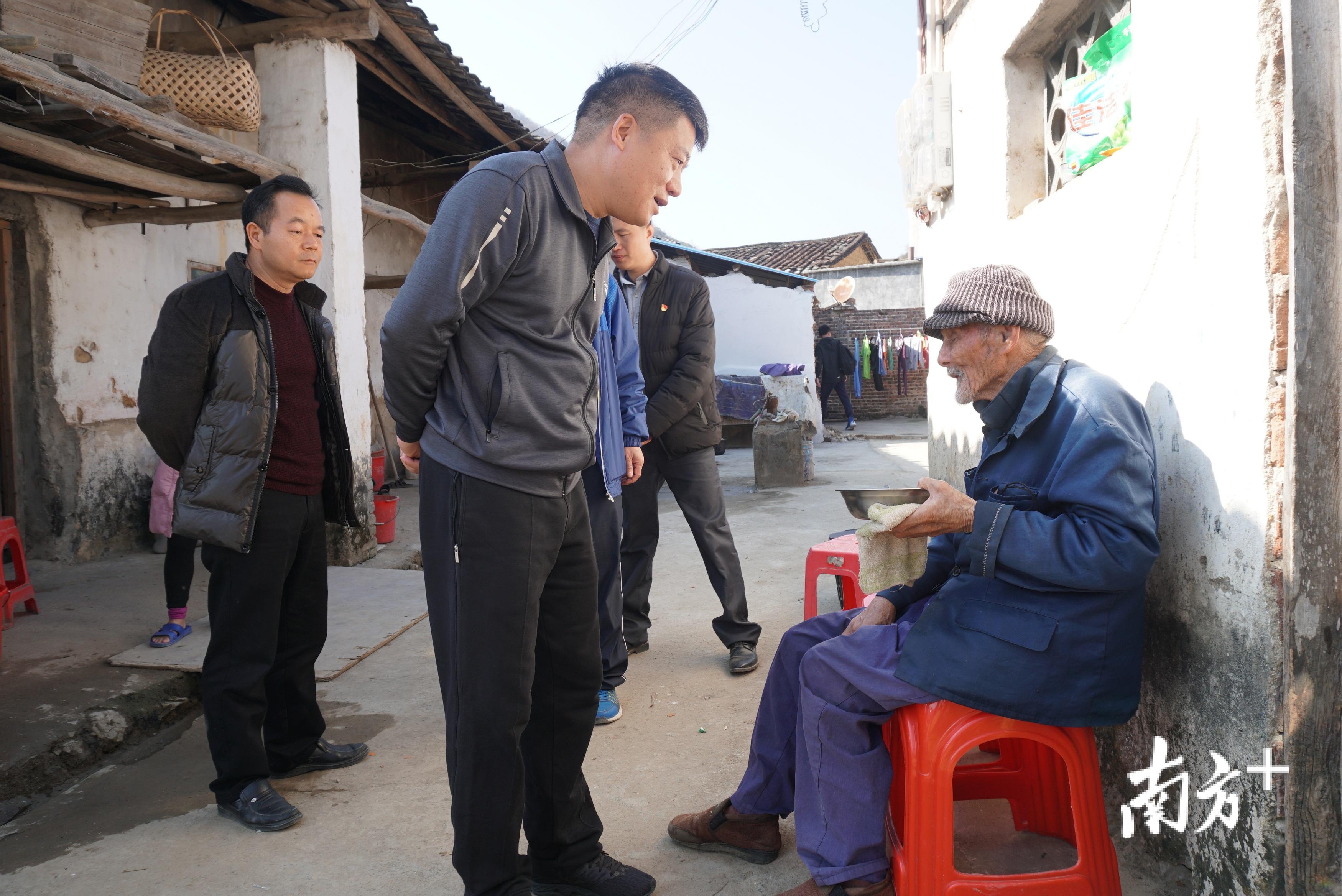 韶关武江区委书记颜亮走访慰问龙归镇贫困户