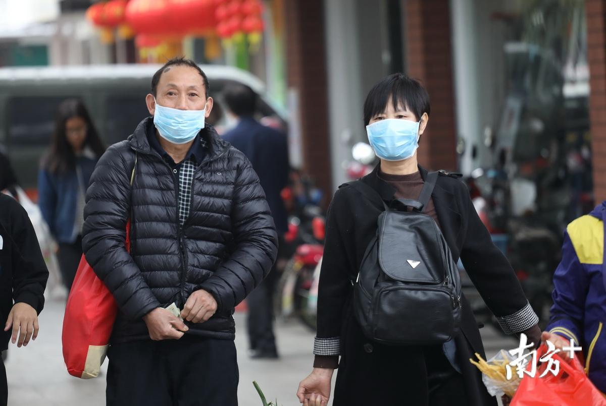 清晨,金湾区街头的市民戴着口罩,穿着厚厚的衣服,预防感冒