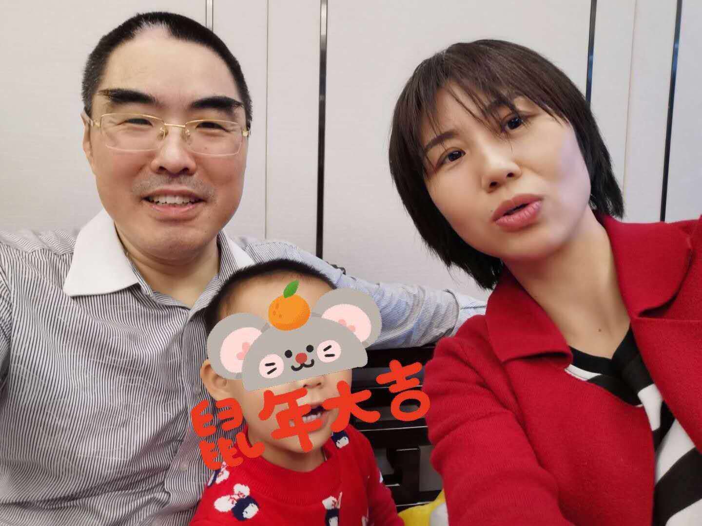 老婆亲自给他理发,说短发方便穿防护服.
