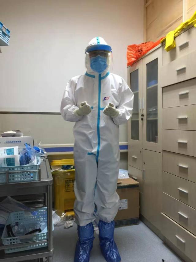 中山一院刘大钺穿上防护服