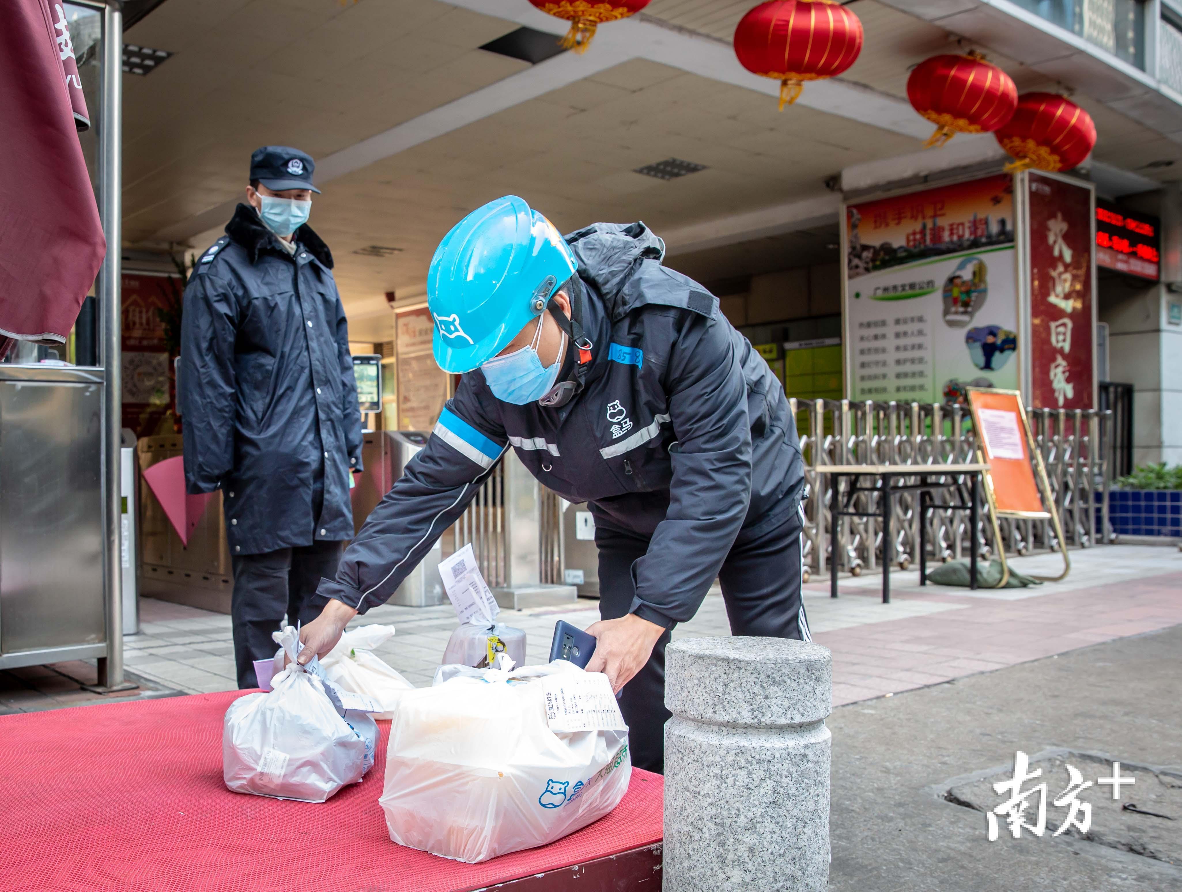 刘升通知顾客取货后,将货品放在指定位置,等待取货.