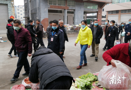 放弃休假,连州市副市长,市监局局长冯郁娴率市监人对农贸市场开展巡查