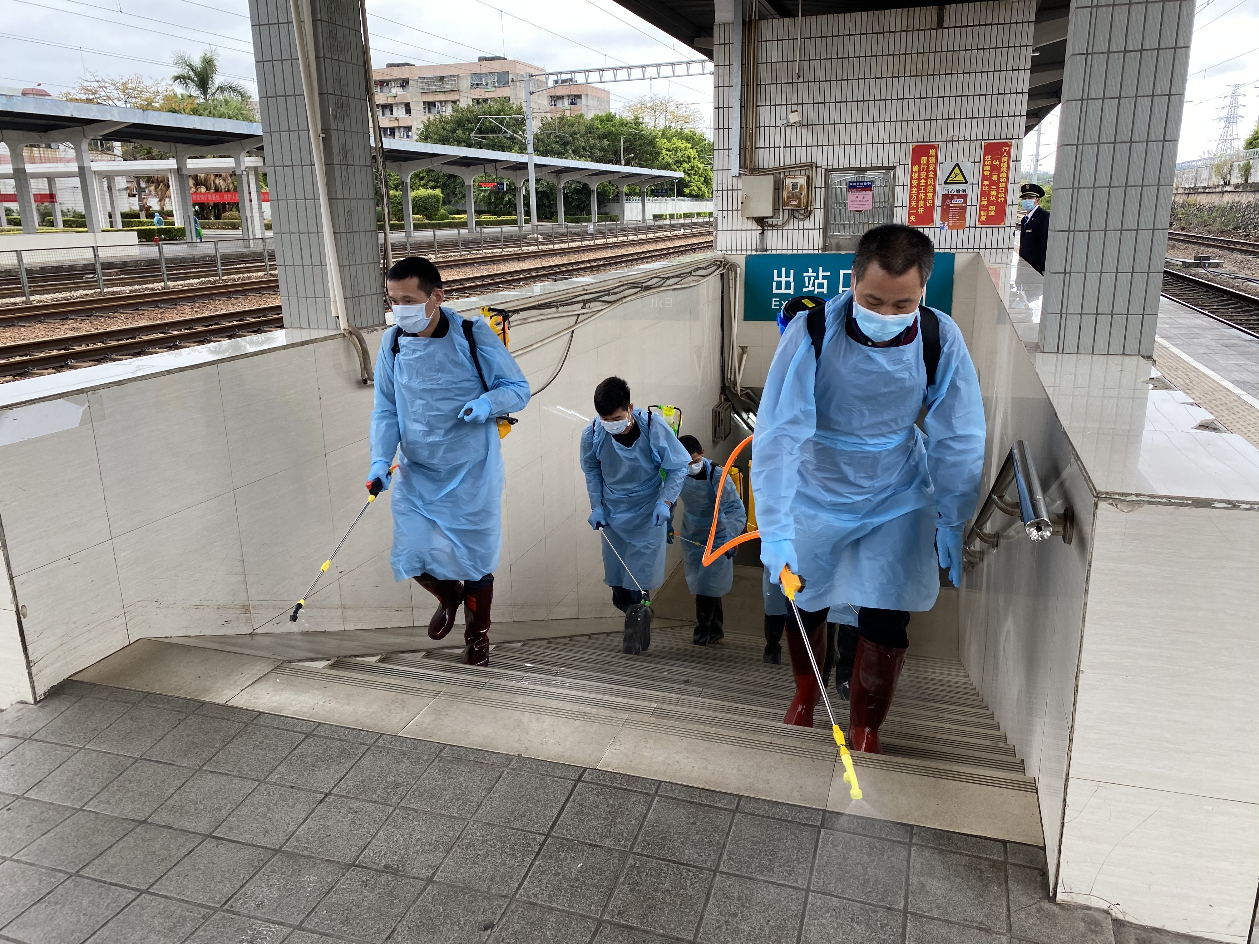 退伍军人为龙川火车站消毒.