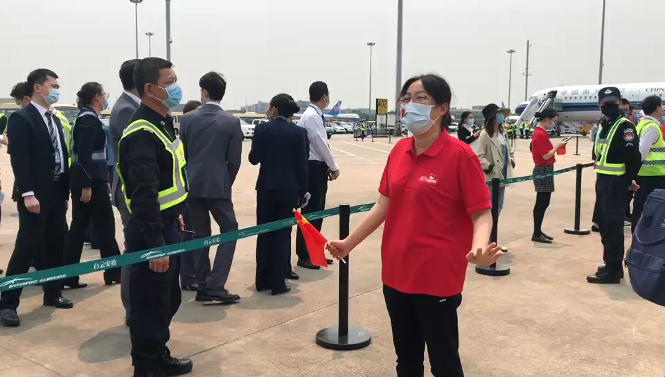 虽然亲人近在眼前,但是梁秋菊却不敢上前拥抱女儿"14天后,妈妈再抱