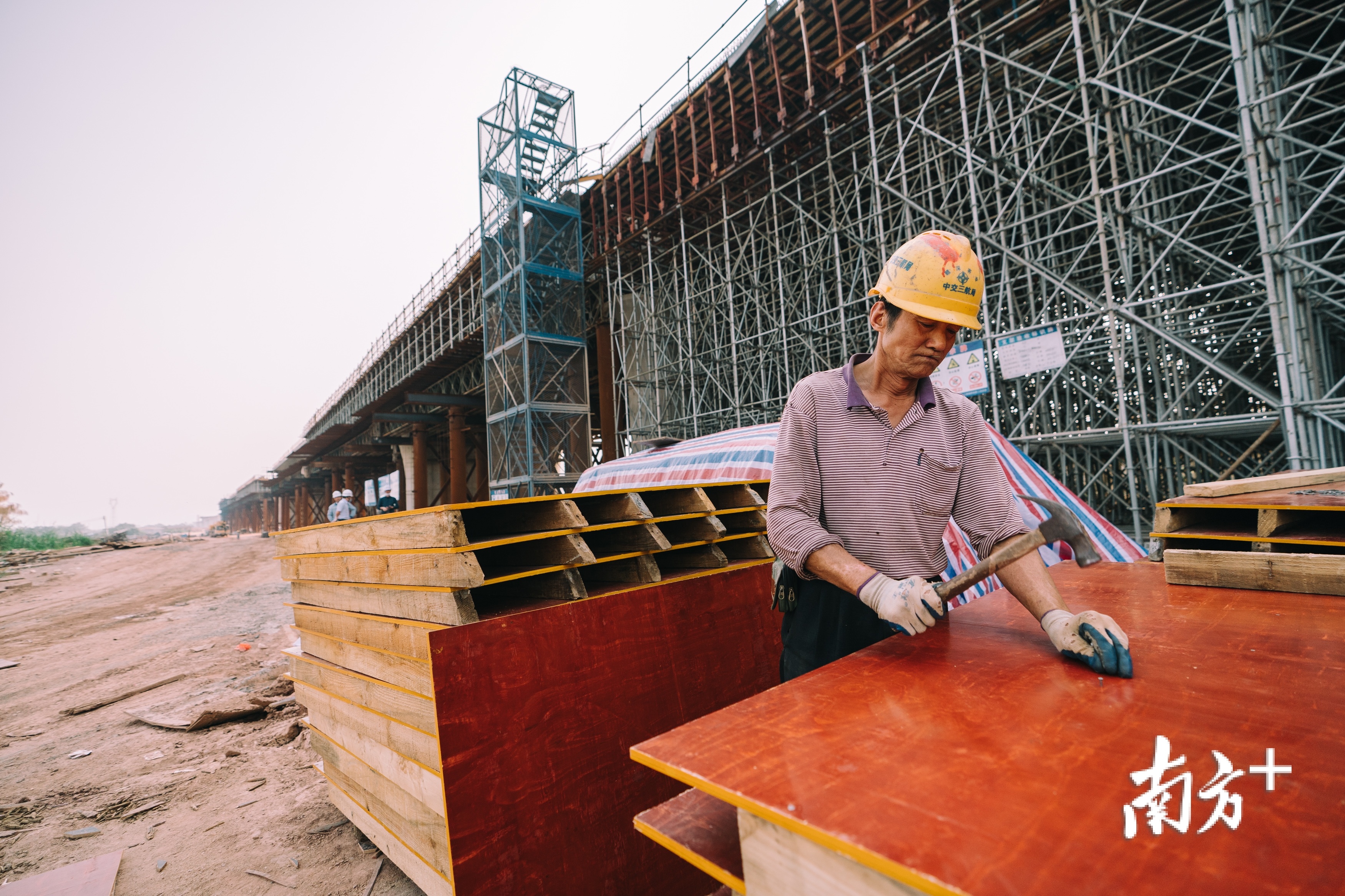 赣深高铁建设现场工人在施工.