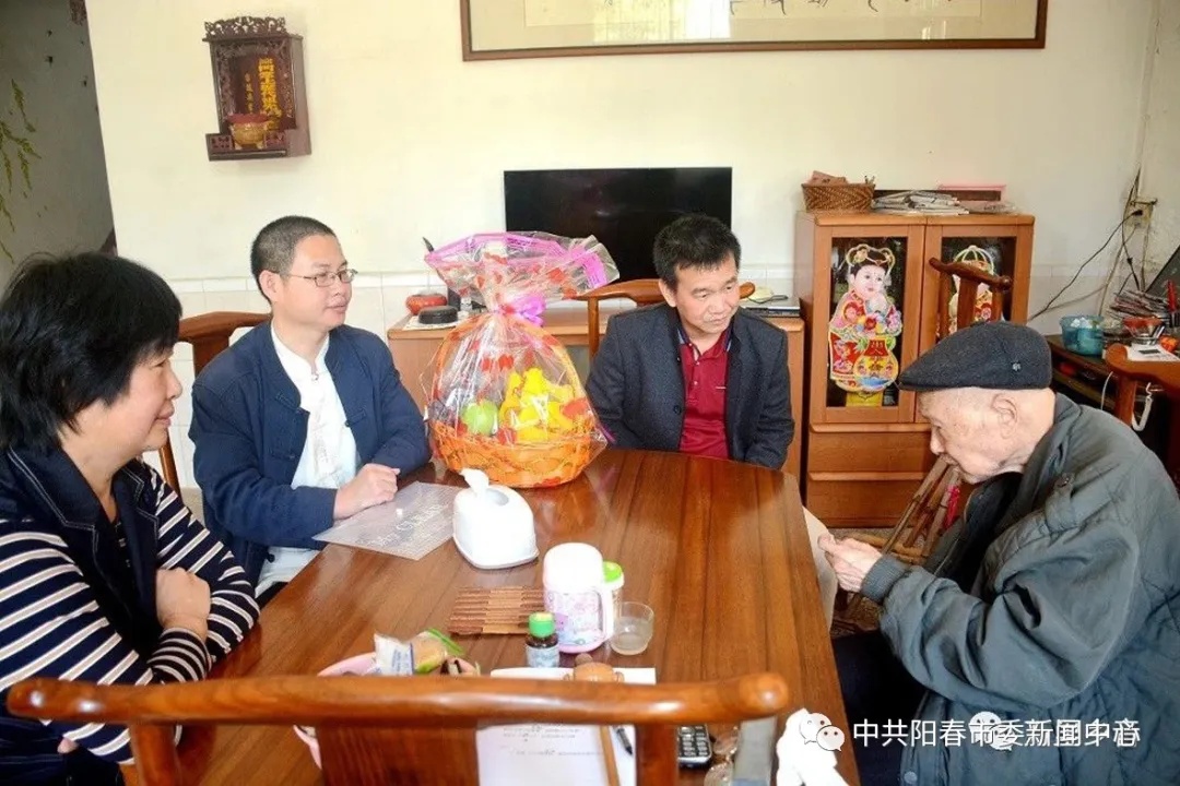阳春市文联慰问老书法家谢维祥