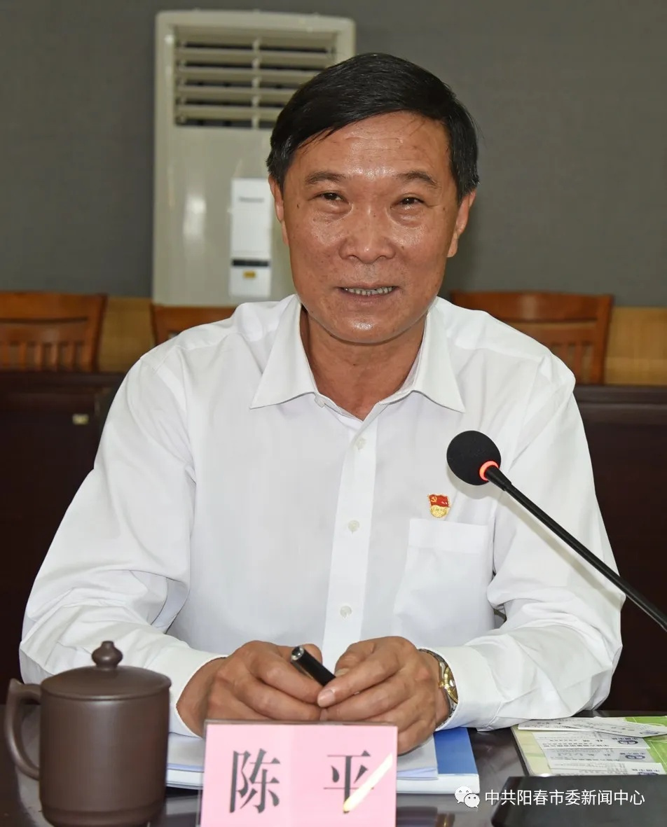 28日上午,阳春市领导陈平,李宗瑞,覃世宽,陈华清在市委一楼会议室