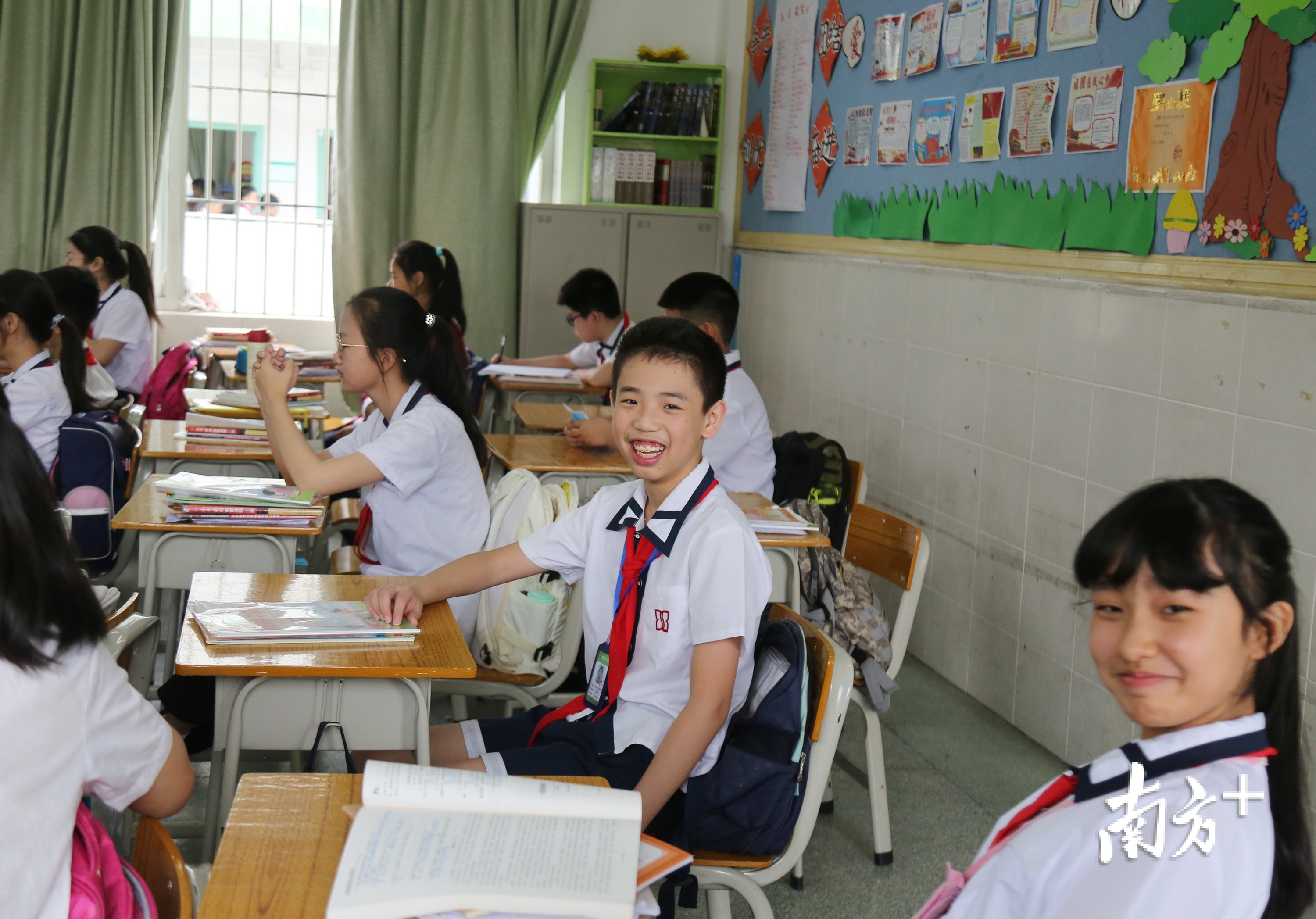 潮州小学生们在教室里"升旗"