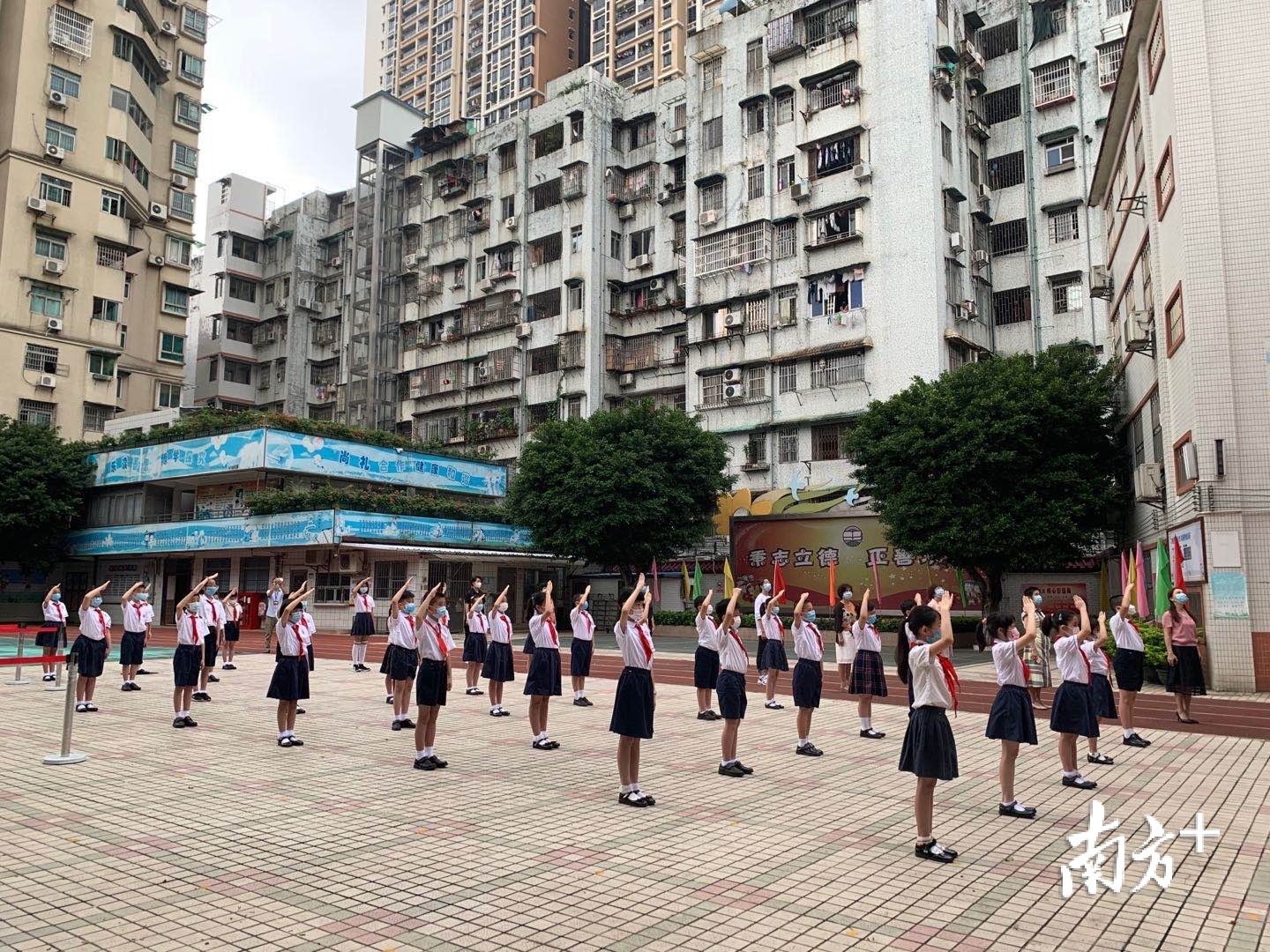 【越秀区署前路小学"每个小朋友站一块方砖,注意保持距离.